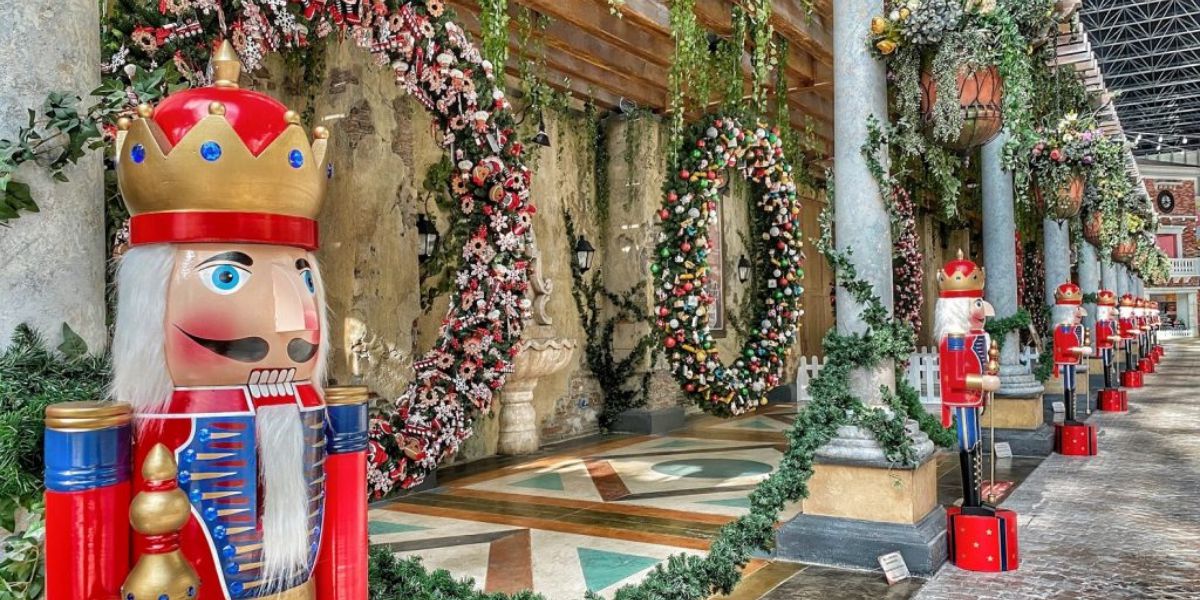 christmas stall at yas mall abu dhabi